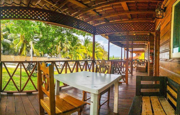 Green Monkey Hostel Bacalar Exteriör bild